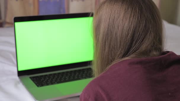 Симпатична Дівчина Підліток Лежить Ліжку Перед Нею Ноутбук Зеленим Екраном — стокове відео