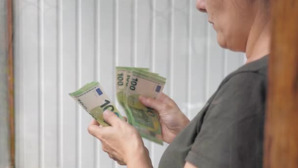 Une Jeune Femme Tient Devant Fenêtre Compte Les Billets Euros — Video