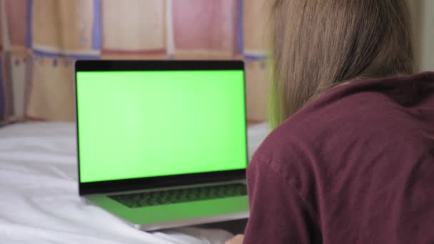 Uma Menina Adolescente Bonito Está Deitado Cama Frente Dela Laptop — Vídeo de Stock