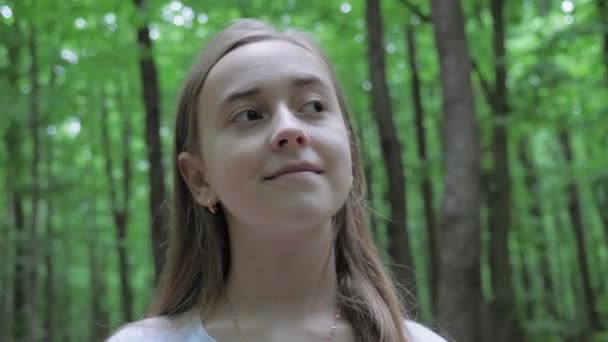 Portrait Pretty Girl Walking Alone Forest Teenager Long Hair Walks — Αρχείο Βίντεο