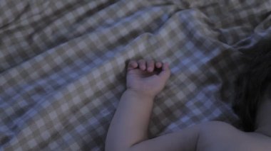 Ağzında bir şişeyle uyuyan küçük bir çocuğun portresi. Bebek bir rüyada yemek yiyor. Bebek bir şişeden süt içer ve uyur. Yüksek kalite 4k görüntü