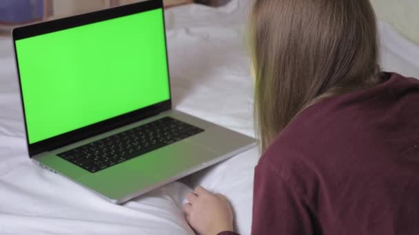 Cute Teenage Girl Lying Bed Front Her Laptop Green Screen — Stok video