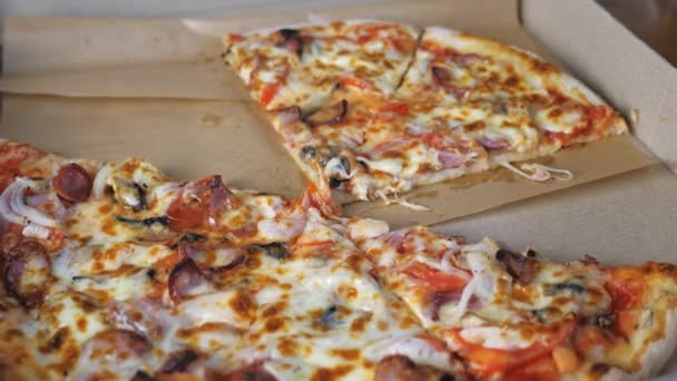 Hot Appetizing Pizza Cheese Bavarian Sausages Tomatoes Onions Mushrooms Lies — Vídeo de stock