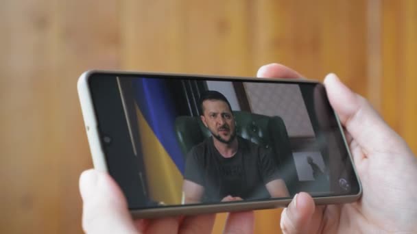 Girl Watches Speech President Ukraine Volodymyr Zelensky Phone President Addresses — Stock video