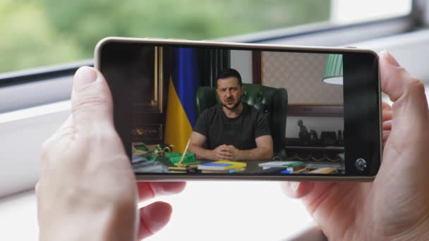 Girl Watches Speech President Ukraine Volodymyr Zelensky Phone President Addresses — Vídeo de stock