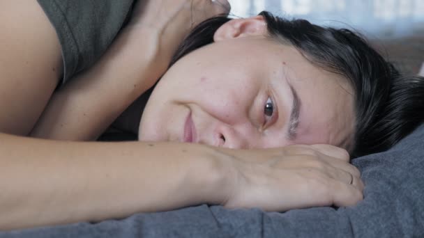 Tired Young Woman Lies Bed Day Looks Camera Concept Frustrated — Vídeo de Stock