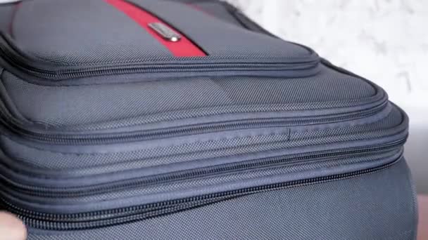 Kadın Eli Bavulu Kapatır Kilitle Bağlar Kız Bir Yolculuğa Hazırlanmak — Stok video