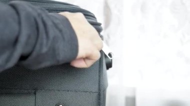 Yakın plan kadın elleri valizi açar ve kilitle bağlar. Kız seyahatten döndükten sonra bavulunu boşaltıyor. Yüksek kalite 4k görüntü