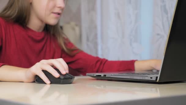 Ein Teenager Roten Pullover Spielt Videospiele Auf Einem Laptop Während — Stockvideo