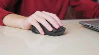Genç kız mutfakta sandalyede oturmuş ödev yapıyor. Ergen evde ders çalışıyor. Yüksek kalite 4k görüntü