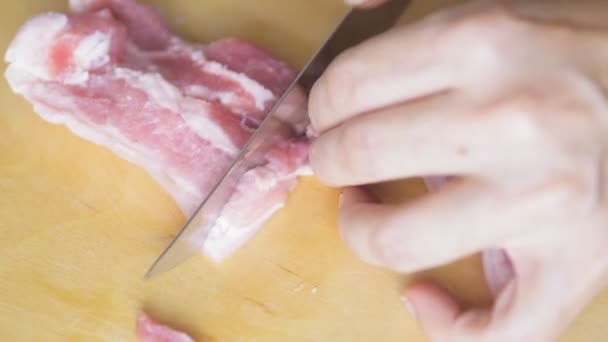 Uma Mão Mulher Corta Carne Banha Pedaços Uma Pessoa Corta — Vídeo de Stock