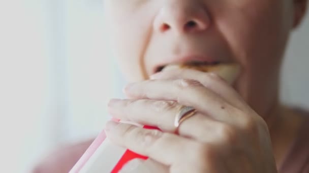 Fata Mănâncă Mâncare Nesănătoasă Muşcă Mestecă Linge Buzele Femeie Ține — Videoclip de stoc