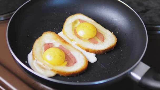 Een Worst Stukken Gebakken Het Midden Van Een Sneetje Toast — Stockvideo