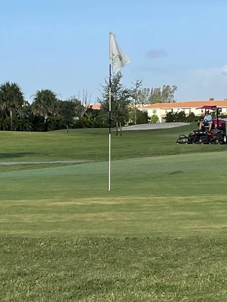 Golf sahası ve arka planda yeşil çimenler.