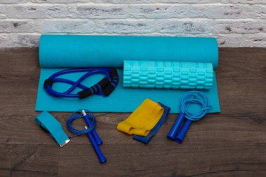Zıplama ipleri, lastik jimnastik bantları ve mavi jimnastik paspası. Sağlıklı yaşam tarzı ve kopyalama alanı, metin konsepti için yer