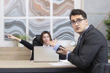Şok olmuş erkek ofis çalışanı şaşırttı çünkü kızgın bayan patronu onu kovdu ve kapıyı işaret etti.