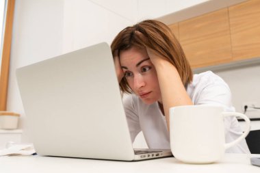 Masada oturan, faturalar ve faturalardan kaynaklanan masraflar yüzünden kafası karışık ve şaşkın kadının ev kredisi veya kredi ödeyecek parası yok. Yüksek fiyatlar ve harcama parası kavramı