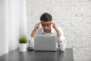 Genç yakışıklı iş adamı yoğun bir iş gününden sonra kendini kötü hissediyor. Uzak çalışma konsepti