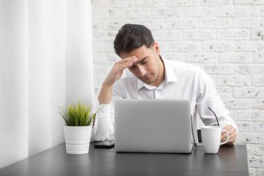 Genç yakışıklı iş adamı yoğun bir iş gününden sonra kendini kötü hissediyor. Uzak çalışma konsepti