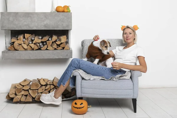 Vonzó Karosszéken Vele Aranyos Kisállat Kutya Ünnepli Halloween Együtt — Stock Fotó