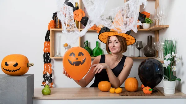 Jovem Mulher Atraente Alegre Celebrando Halloween Festa Casa — Fotografia de Stock