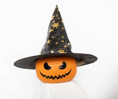 Beyaz arka planda izole edilmiş cadı şapkalı korkunç balkabağı fotoğrafı. Cadılar Bayramı konsepti