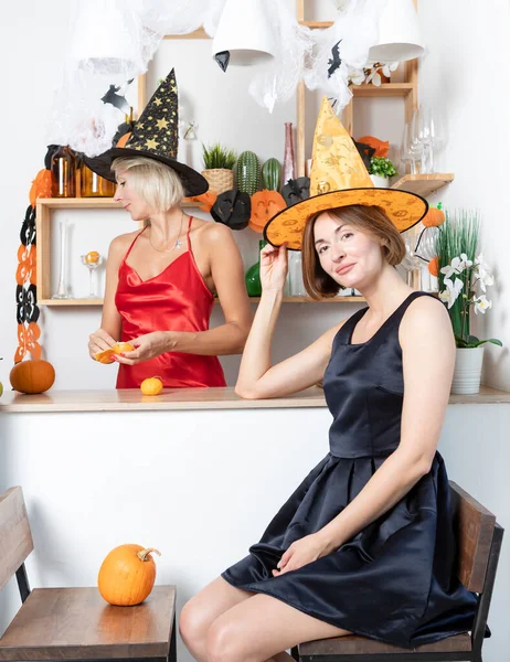 Duas Mulheres Atraentes Comemorando Halloween Casa — Fotografia de Stock