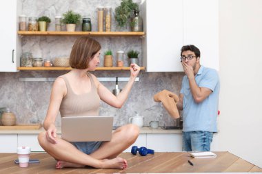 Kocası evi temizlerken genç bir kadın masada oturup dinleniyor. Ev işlerini yapmaya zorlayarak onu taciz ediyor.