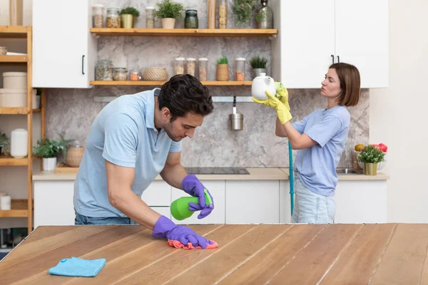 Young Married Couple Cleaning Kitchen Household Concept — Stock Photo, Image