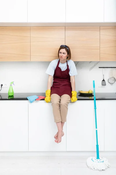 Sarı Lastik Eldivenli Kırmızı Önlüklü Yorgun Çekici Bir Kadın Mutfak — Stok fotoğraf