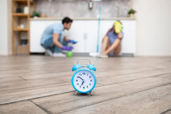 Primer Plano Foto Del Reloj Despertador Pareja Cansada Limpieza Cocina —  Fotos de Stock