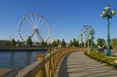 Eğlence parkı, eğlence parkı ve lunaparkı, büyük dönme dolap ve renkli görüntüler - Türkiye, Ankara