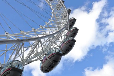 Londra, İngiltere - 5 Aralık 2020: The London Eye, Millennium Wheel, Thames nehrinin güney kıyısında Avrupa 'nın en uzun kanatlı gözlem tekeri.