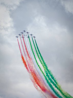 SIAULIAI / LITHUANIA - 27 Temmuz 2019: İtalyan Hava Kuvvetleri aerobatik gösteri ekibi Frecce Tricolori uçuş gösterisi sırasında Siauliai Hava Üssü 'nde Falcon Wings 2019