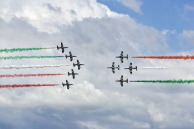 SIAULIAI / LITHUANIA - 27 Temmuz 2019: İtalyan Hava Kuvvetleri aerobatik gösteri ekibi Frecce Tricolori uçuş gösterisi sırasında Siauliai Hava Üssü 'nde Falcon Wings 2019