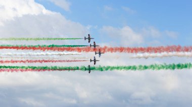 SIAULIAI / LITHUANIA - 27 Temmuz 2019: İtalyan Hava Kuvvetleri aerobatik gösteri ekibi Frecce Tricolori uçuş gösterisi sırasında Siauliai Hava Üssü 'nde Falcon Wings 2019