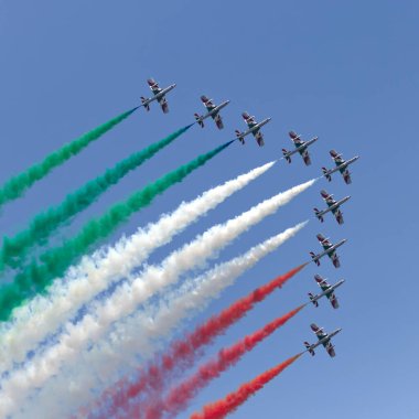 SIAULIAI / LITHUANIA - 27 Temmuz 2019: İtalyan Hava Kuvvetleri aerobatik gösteri ekibi Frecce Tricolori uçuş gösterisi sırasında Siauliai Hava Üssü 'nde Falcon Wings 2019