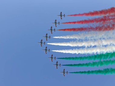SIAULIAI / LITHUANIA - 27 Temmuz 2019: İtalyan Hava Kuvvetleri aerobatik gösteri ekibi Frecce Tricolori uçuş gösterisi sırasında Siauliai Hava Üssü 'nde Falcon Wings 2019