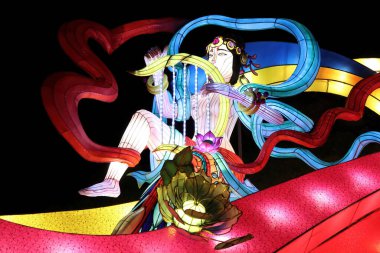 PAKRUOJIS / LITHUANIA - 29 Aralık 2019: Çin Işık Festivali 'nde geleneksel renkli kadın figürü