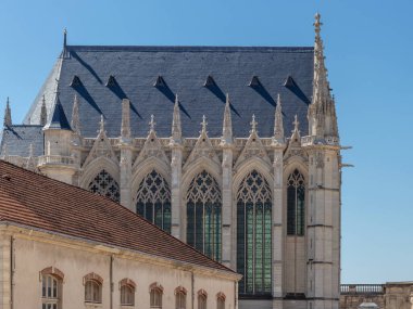 Saint-Chapelle ve Pavillon du Genie Paris yakınlarındaki Chateau de Vincennes köyünde.