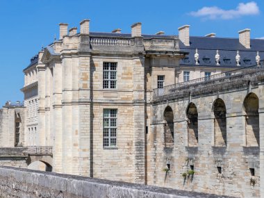 VINCENNES / FRANCE - 22 Haziran 2019: Vincennes Şatosu 'ndaki mimari parçalar (Vincennes Şatosu) - Fransız kraliyet kalesi XIV-XVII.