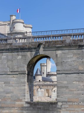 Vincennes Şatosu 'nun Mimari Parçaları (Chateau de Vincennes) - XIV - Fransa' nın Val-de-Marne departmanı yakınlarındaki Vincennes kasabasındaki Fransız kraliyet kalesi.