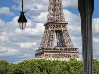Paris, Fransa 'daki Bir-Hakeim köprüsünden Eyfel Kulesi manzarası