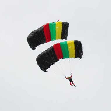 KAUNAS / LITHUANIA - 10 Ağustos 2019: hava dalışı gösterisi, Litvanya bayrağı renginde iki paraşüt Aleksotas, Kaunas, Litvanya