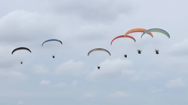 Grupo Parapentes Coloridos Voando Céu Azul Com Nuvens Fundo — Fotografia de Stock