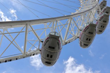 Londra, İngiltere - 4 Temmuz 2021: Londra Gözü, Millennium Wheel, Londra Thames Nehri 'nin Güney Şeria' sında bir gözlem çarkı