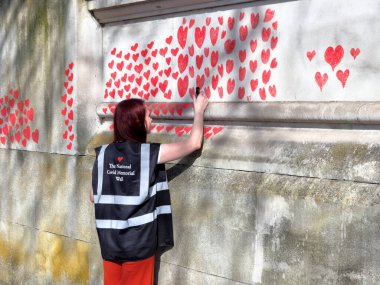 Londra, İngiltere - 30 Mart 2021: National Covid Memorial Wall, Covid-19 'un ölümünün anısına 150.000 kırmızı kalp çizen gönüllüler