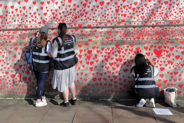 London March 2021 National Covid Memorial Wall Volunteers Painting 150 — Fotografia de Stock