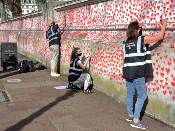 London March 2021 National Covid Memorial Wall Volunteers Painting 150 — Fotografia de Stock