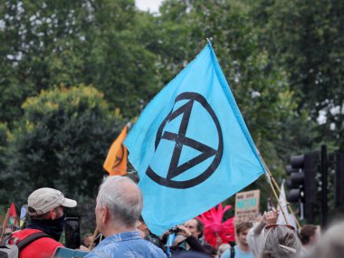 Londra, İngiltere - 04 Eylül 2021: Londra 'daki protestoda Yok Olma İsyanı bayrağı ve bayrakları